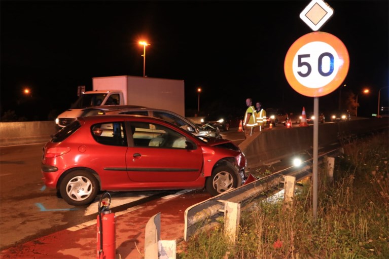 Frontale botsing aan op- en afrit E17: wagens rijp voor schroothoop, beide bestuurders gewond