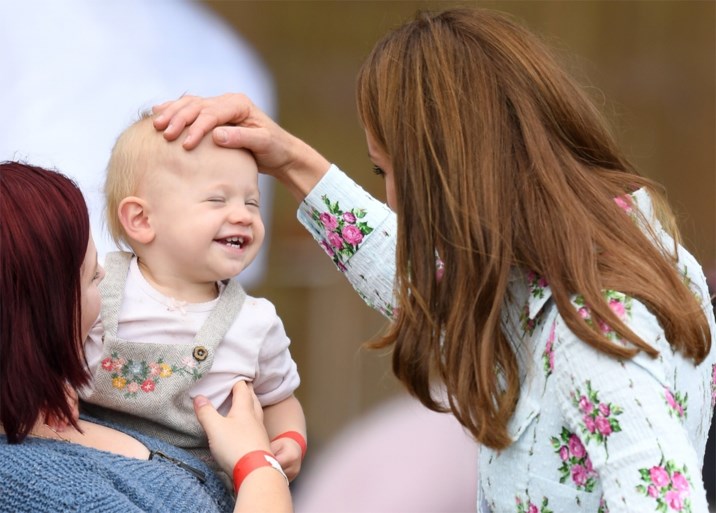 ROYALS. Kate Middleton toont zich van haar liefste kant. En prins Harry is een snoeper