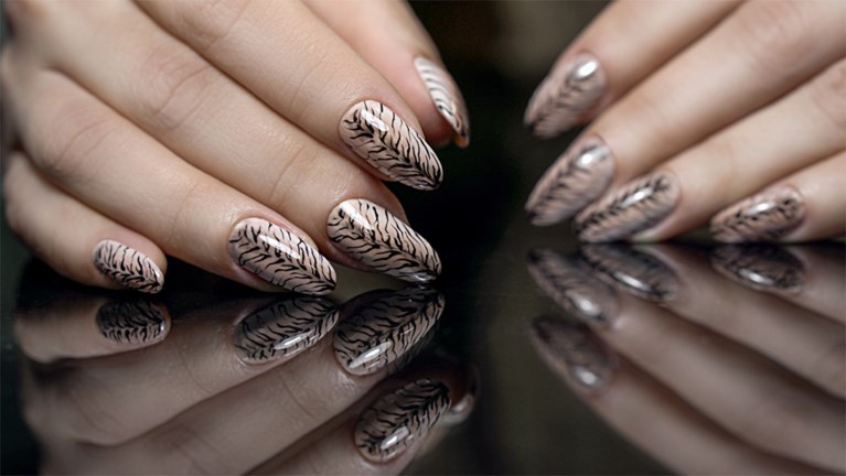 Bruin, brons en beestig: nagellaktrends voor de herfst