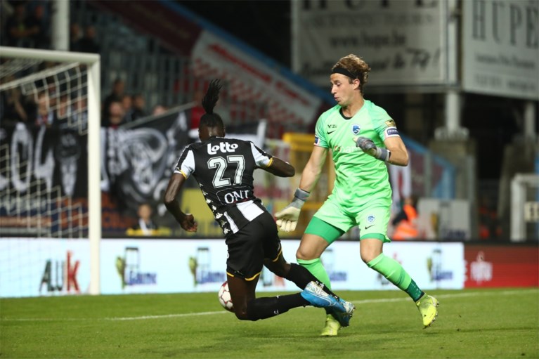 Dit is de dé fase uit Charleroi-Racing Genk: Limburgers claimen penalty, maar krijgen seconden later zelf vederlichte strafschop tegen