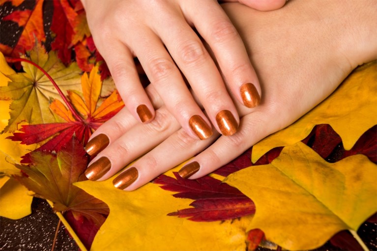 Bruin, brons en beestig: nagellaktrends voor de herfst