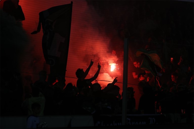 Supporters gaan over de schreef in Brugse derby: vlag van Club Brugge in brand gestoken en vuurwerk op het veld