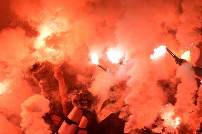 Supporters gaan over de schreef in Brugse derby: vlag van Club Brugge in brand gestoken en vuurwerk op het veld
