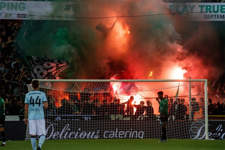 Supporters gaan over de schreef in Brugse derby: vlag van Club Brugge in brand gestoken en vuurwerk op het veld