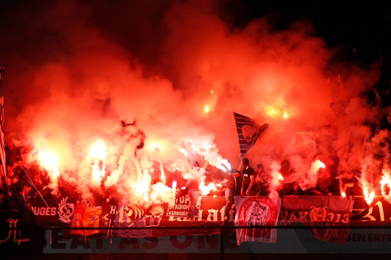 Supporters gaan over de schreef in Brugse derby: vlag van Club Brugge in brand gestoken en vuurwerk op het veld