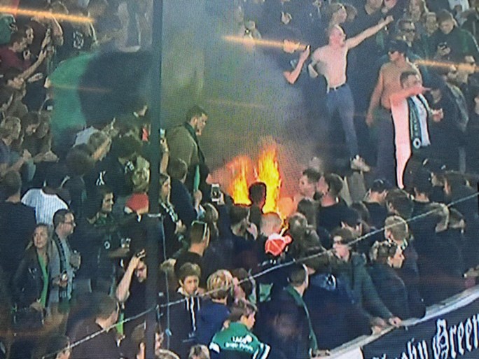 Supporters gaan over de schreef in Brugse derby: vlag van Club Brugge in brand gestoken en vuurwerk op het veld
