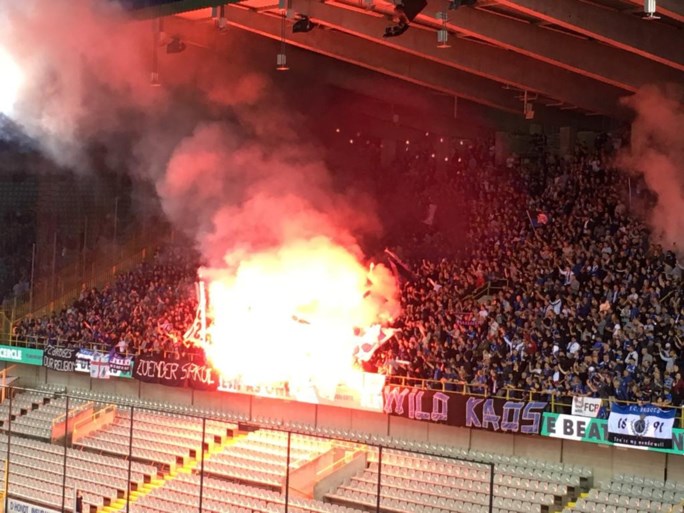 Supporters gaan over de schreef in Brugse derby: vlag van Club Brugge in brand gestoken en vuurwerk op het veld