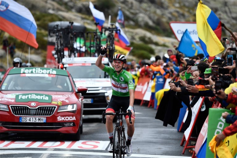 Indrukwekkende Tadej Pogacar terug op het podium na derde ritzege in Vuelta, Primoz Roglic komt niet in de problemen
