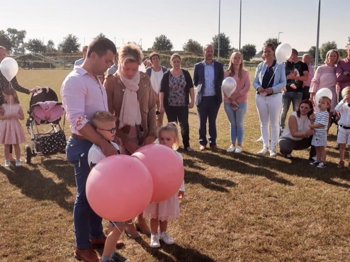 Familie en vriendjes nemen afscheid van 3-jarig jongetje dat overleed na verdrinking in vijver