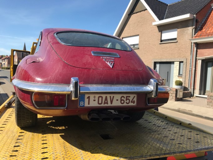 42 jaar oude Jaguar vliegt in brand tijdens zomers ritje in Langemark