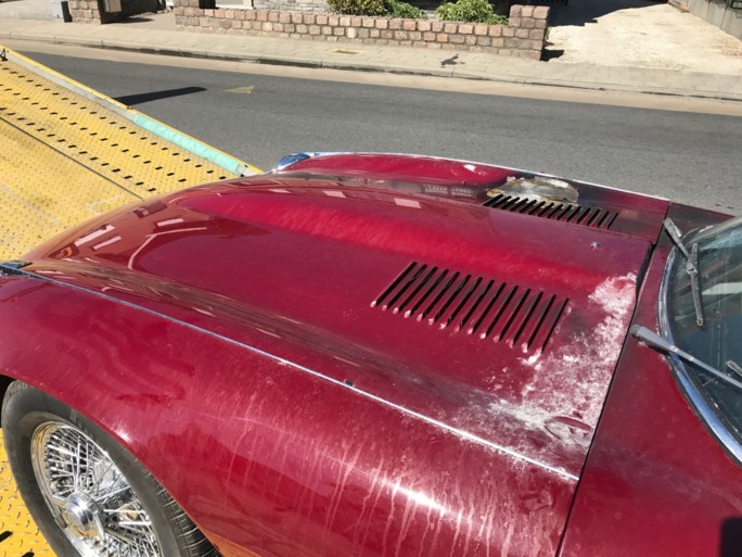 42 jaar oude Jaguar vliegt in brand tijdens zomers ritje in Langemark