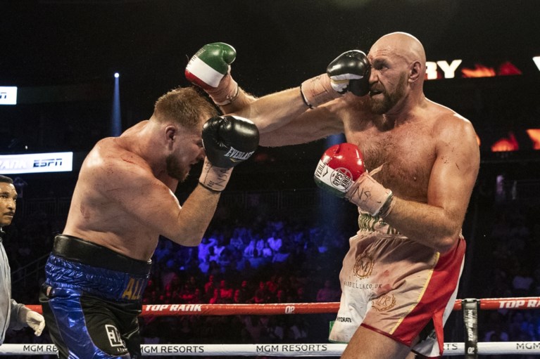 Aan het oog geraakte Tyson Fury moet zwoegen, maar klopt Otto Wallin op punten: “Dat bloed veranderde alles”