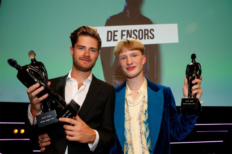 IN BEELD. Joke Devynck toont voor het eerst haar vriendin, ook andere BV’s laten zich zien bij uitreiking Ensors