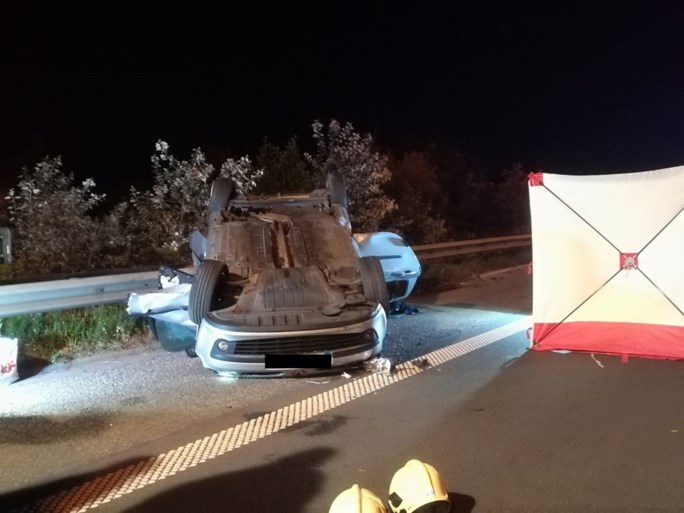 Auto met vijf Franse jongeren gaat over de kop op E17: één dode, vier gewonden
