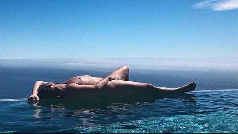Nu gaat ook vriendin Thierry Baudet uit de kleren