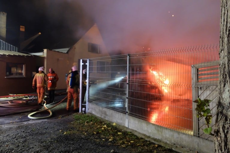 Carport brandt volledig uit: bewoner zwaargewond