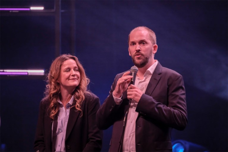 IN BEELD. Joke Devynck toont voor het eerst haar vriendin, ook andere BV’s laten zich zien bij uitreiking Ensors