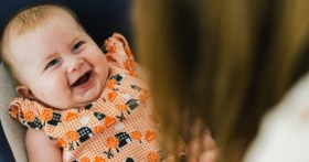 Ouders van baby Pia hopen nog dit jaar levensreddend spuitje toe te dienen: “Het zou het perfecte kerstcadeau zijn”