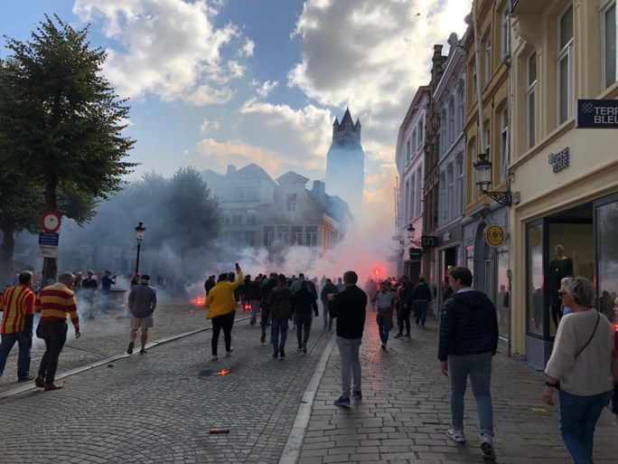 Turkse voetbalfans palmen Brugge in: al 27 mannen met knuppels opgepakt, sfeer is grimmig