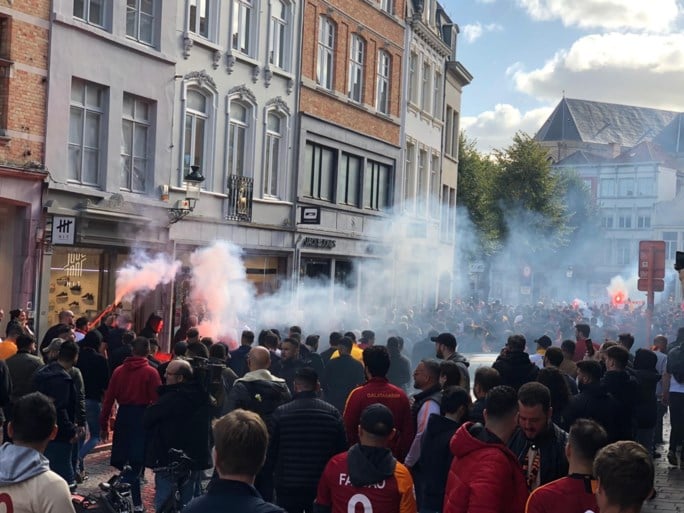 Turkse voetbalfans palmen Brugge in: al 27 mannen met knuppels opgepakt, sfeer is grimmig