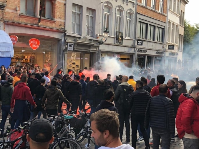 Turkse voetbalfans palmen Brugge in: al 27 mannen met knuppels opgepakt, sfeer is grimmig