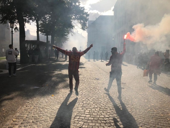 Turkse voetbalfans palmen Brugge in: al 27 mannen met knuppels opgepakt, sfeer is grimmig