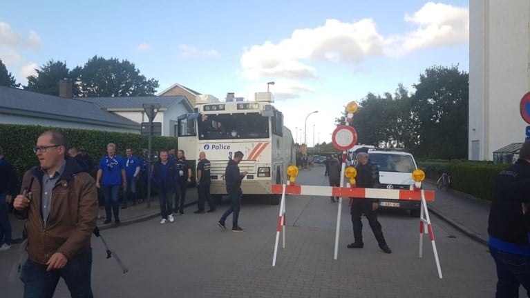 Turkse voetbalfans palmen Brugge in: al 27 mannen met knuppels opgepakt, sfeer is grimmig