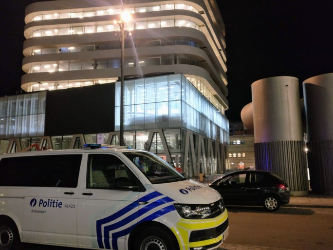 Rustige routinecontrole neemt plotse wending: politie vindt pistool in wagen, inzittende op de vlucht