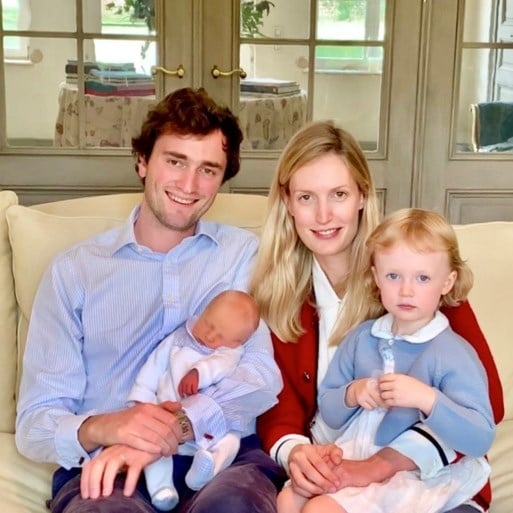 Prinses Astrid geeft inkijkje in haar leven: “Mijn moeder noemt ons de familie Kiss, omdat we zo aan elkaar hangen”