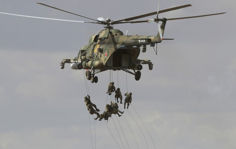 Rusland en China houden grootse gezamenlijke militaire oefening met 130.000 manschappen: “Wij staan zij aan zij”