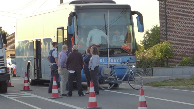 Zestiger op elektrische fiets overleeft ongeval met bus niet