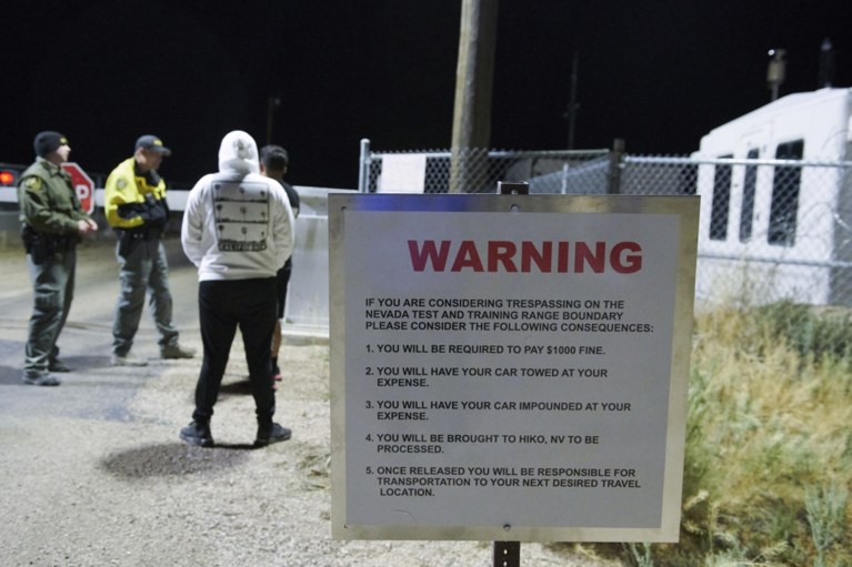 Hoe de bestorming van Area 51 een storm in een glas water werd: één dappere die onder een slagboom dook, een man in een ruimtepak en een bord “Bevrijd E.T.”