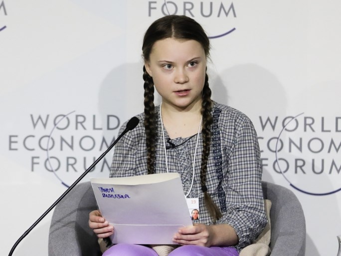Modehuis Max Mara steelt de show met modellen à la Greta Thunberg
