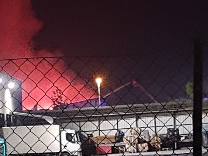 62 brandweerlieden ingezet om zware brand in wafelfabriek te bestrijden