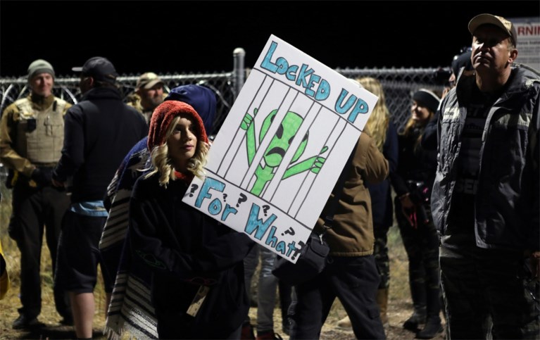 Hoe de bestorming van Area 51 een storm in een glas water werd: één dappere die onder een slagboom dook, een man in een ruimtepak en een bord “Bevrijd E.T.”