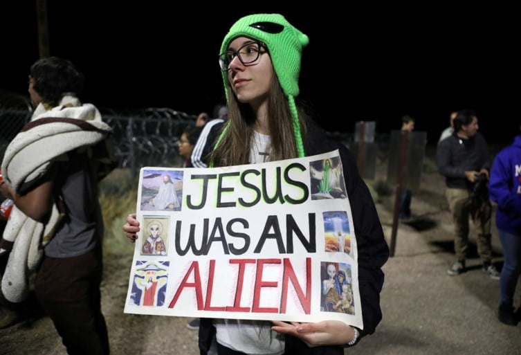 Hoe de bestorming van Area 51 een storm in een glas water werd: één dappere die onder een slagboom dook, een man in een ruimtepak en een bord “Bevrijd E.T.”