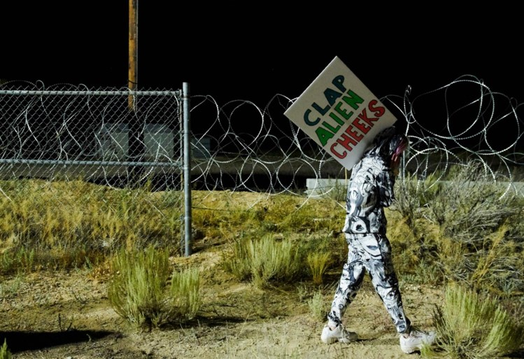 Hoe de bestorming van Area 51 een storm in een glas water werd: één dappere die onder een slagboom dook, een man in een ruimtepak en een bord “Bevrijd E.T.”