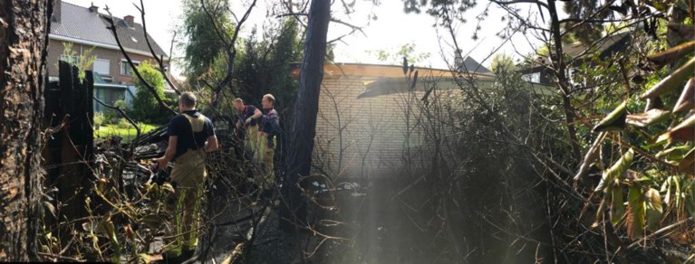 Brand in tuin slaat over op rieten dak: rookpluim van ver te zien
