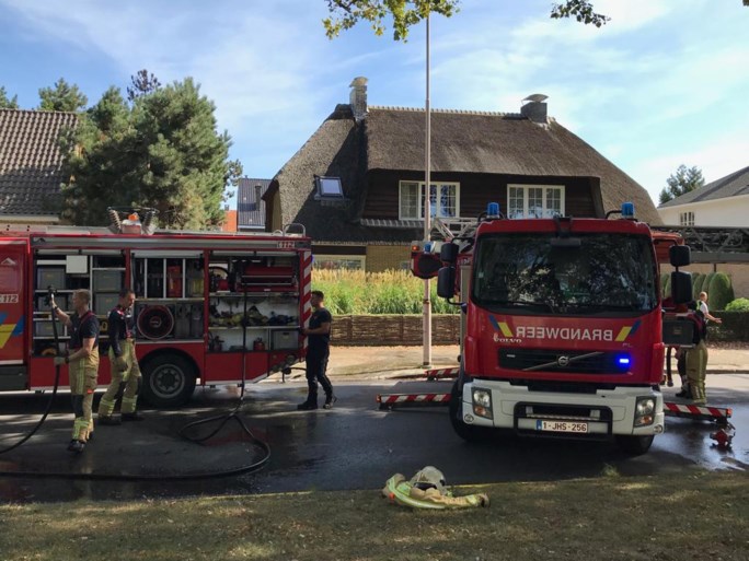 Brand in tuin slaat over op rieten dak: rookpluim van ver te zien