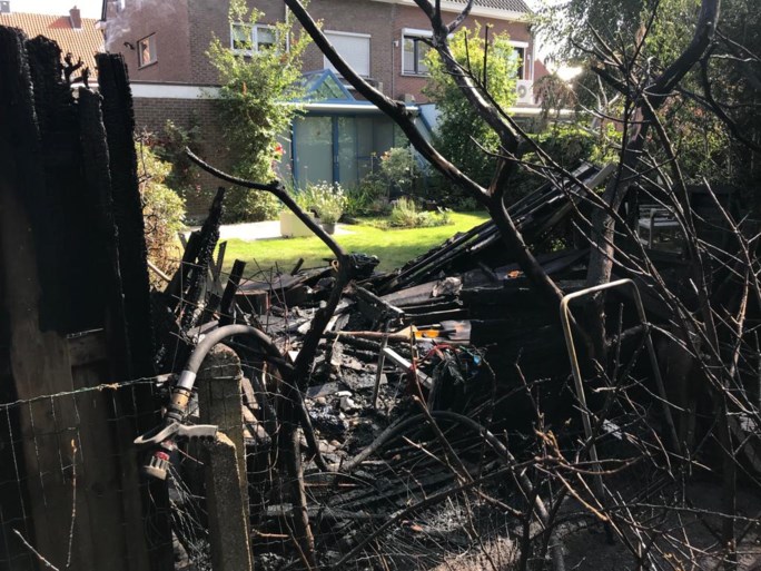 Brand in tuin slaat over op rieten dak: rookpluim van ver te zien