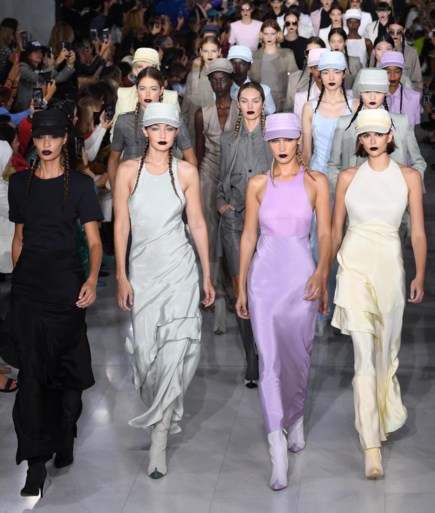 Modehuis Max Mara steelt de show met modellen à la Greta Thunberg