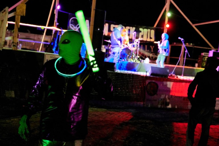 Hoe de bestorming van Area 51 een storm in een glas water werd: één dappere die onder een slagboom dook, een man in een ruimtepak en een bord “Bevrijd E.T.”