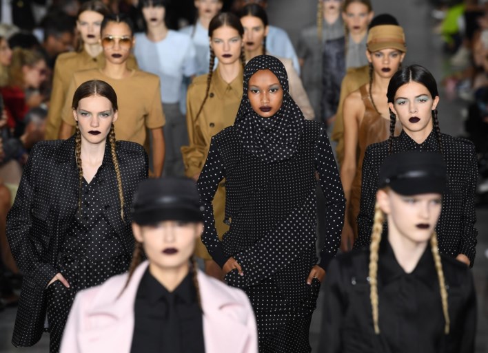 Modehuis Max Mara steelt de show met modellen à la Greta Thunberg