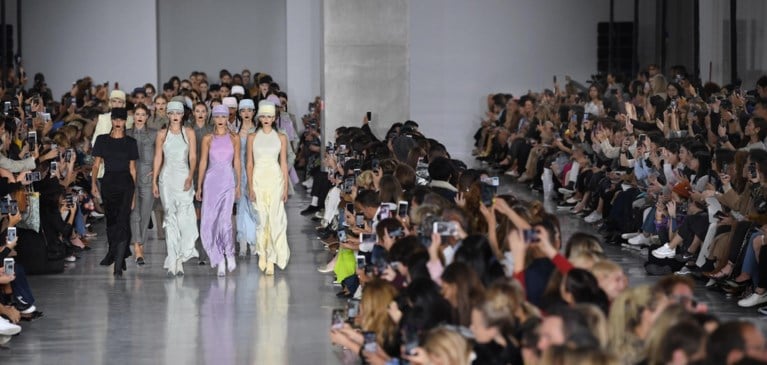 Modehuis Max Mara steelt de show met modellen à la Greta Thunberg