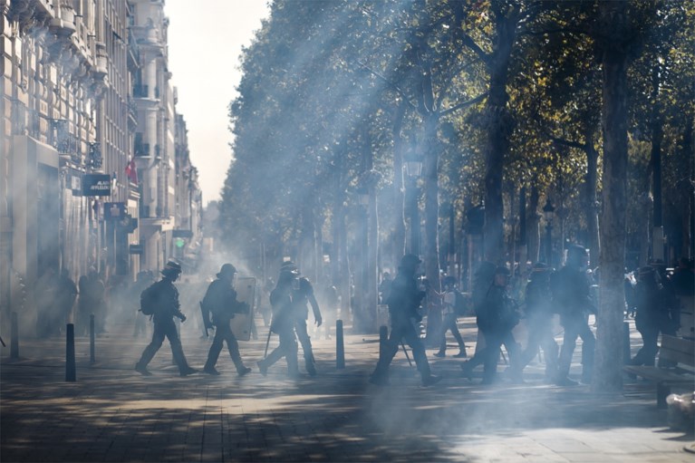 Betoging ‘gele hesjes’ in Parijs loopt uit de hand: gemaskerde demonstranten vallen bankfiliaal aan