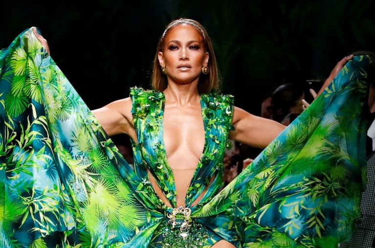 Verrassing van formaat tijdens modeshow Versace: Jennifer Lopez showt nog eens haar iconische jurk uit 2000