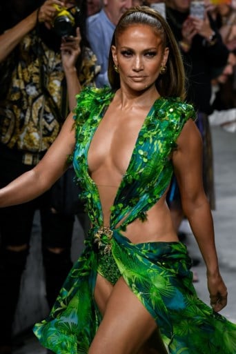 Verrassing van formaat tijdens modeshow Versace: Jennifer Lopez showt nog eens haar iconische jurk uit 2000