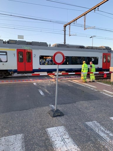 Gekantelde oplegger trekt spoorrails omhoog in Beervelde