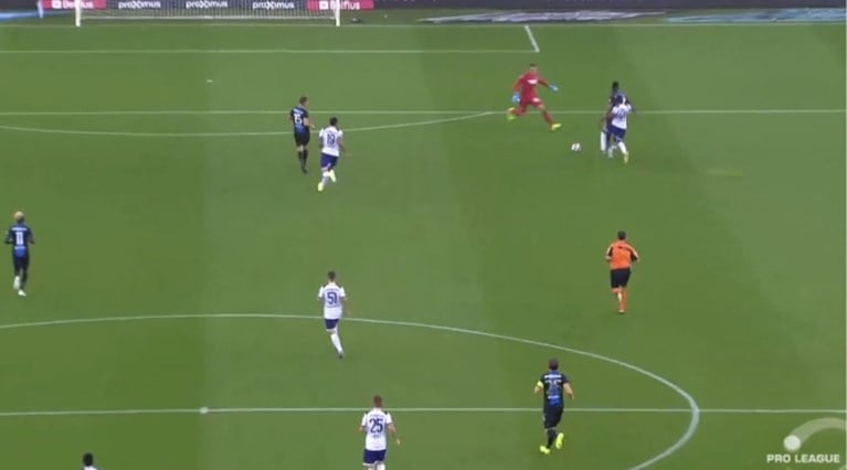 Anderlecht scoort al na vijf minuten in Brugge na dit missertje van Simon Mignolet