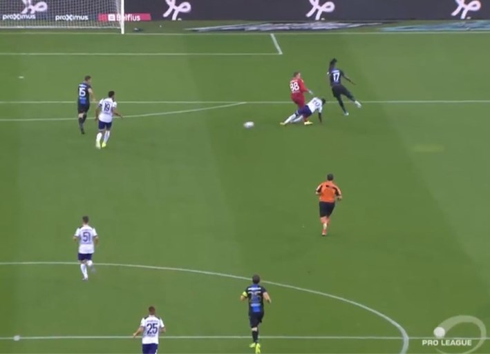 Anderlecht scoort al na vijf minuten in Brugge na dit missertje van Simon Mignolet